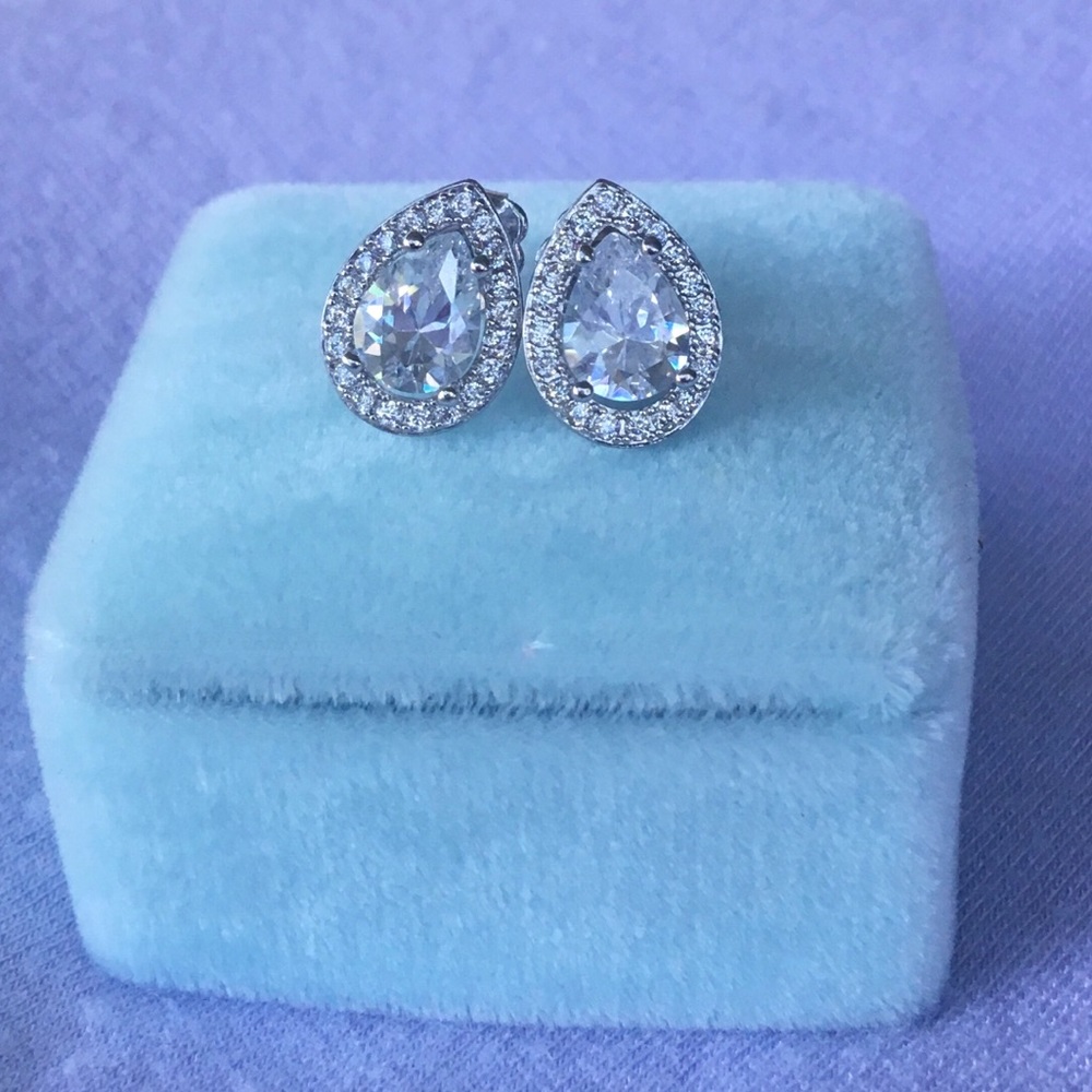 ✨CZ pear-shaped studs✨